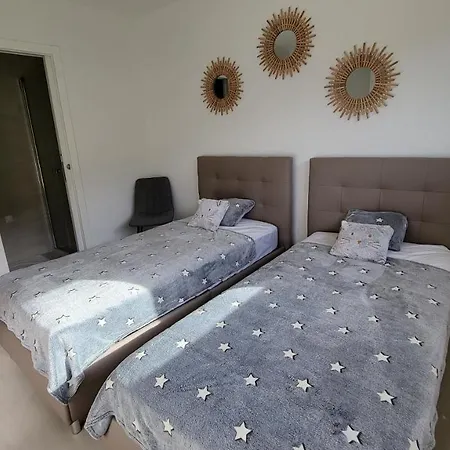 Villa 4 Piscine Privée à 400m De La Dans Résidence Neuve