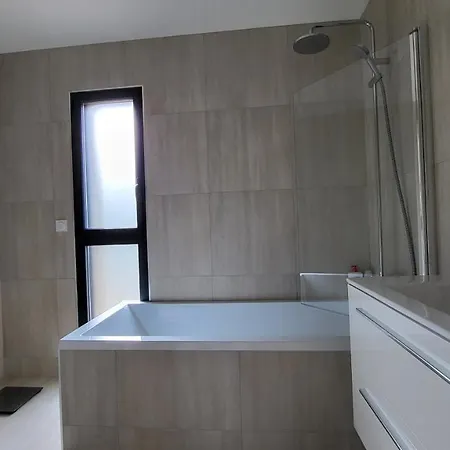 Moderne De Standing Avec Piscine Privee A 400m De La - 4